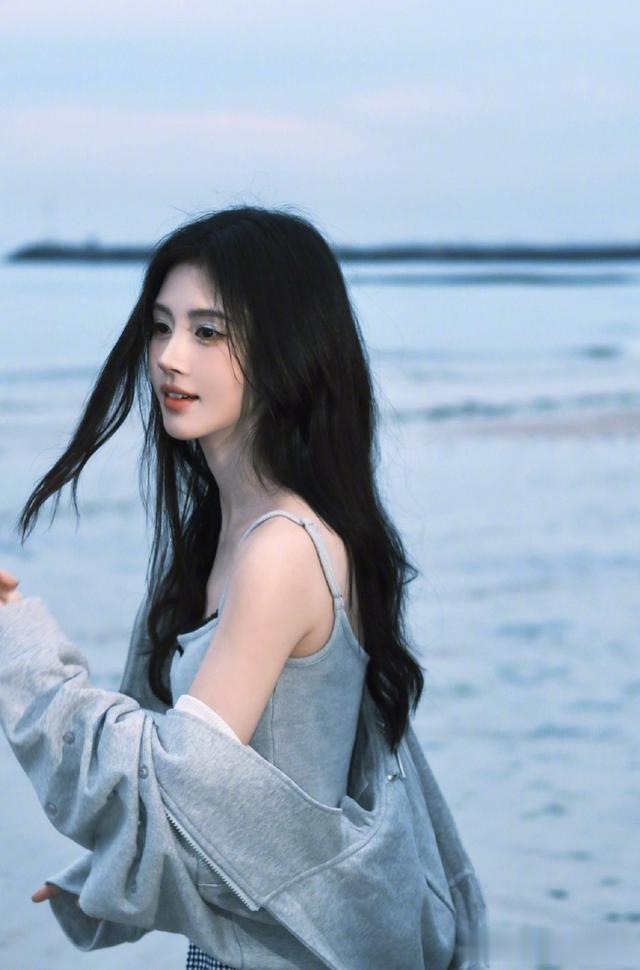 鞠婧祎海边那一眼，美得人想直接截图当壁纸