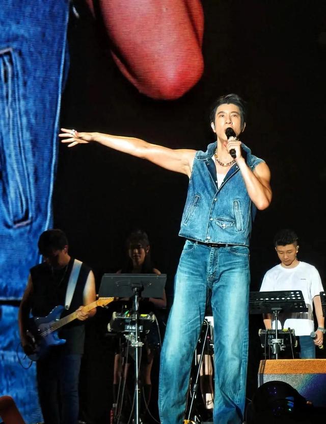 王力宏的三个孩子都长大了，李靓蕾带着他们，在台北做幸福妈妈