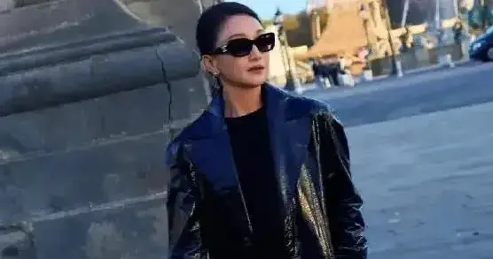 周迅这回风格大变！长款皮衣内搭小黑裙，简约又高级！
