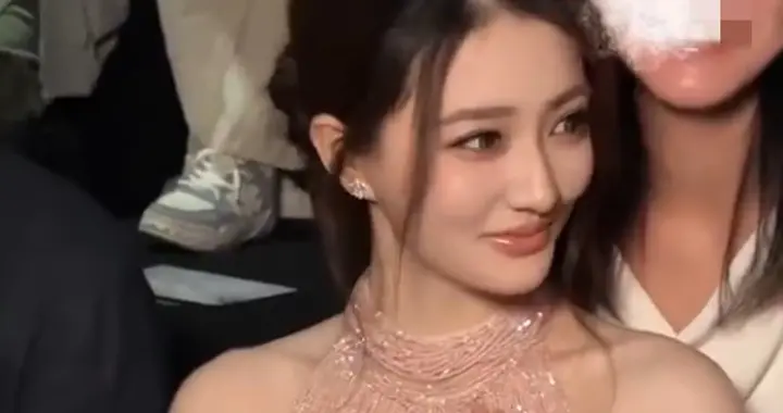 徐璐亮相上海时装周，身穿一袭渐变粉色挂脖长裙，颜值越来越高了