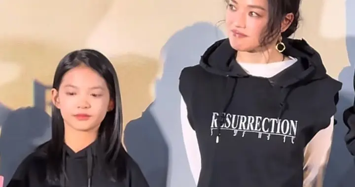 49岁舒淇活动穿搭：白色打底衫+黑色无袖上衣+格子裤，嫩得像29岁