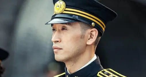 爸爸是导演，妈妈是演员，如今47岁演《大生意人》终于红了