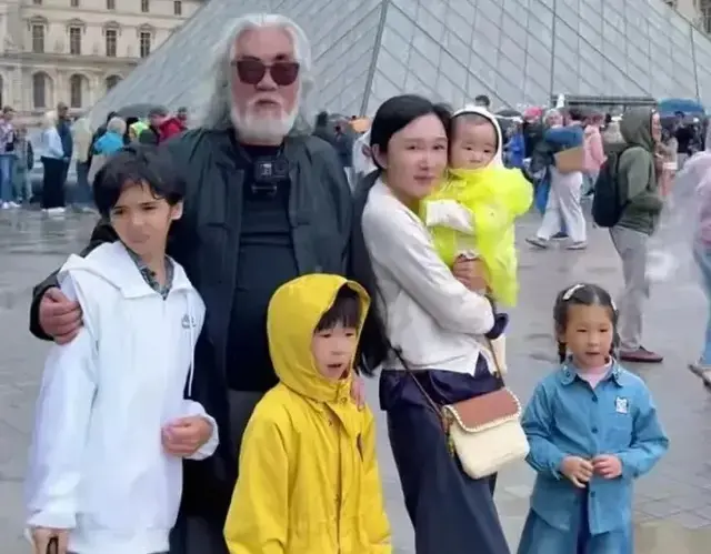 张纪中夫妇带四个娃游欧洲八国，杜星霖很贴心，为老公带上降压药