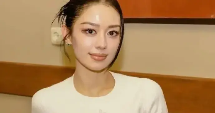 吉娜这状态，谁看了不迷糊啊！ ???