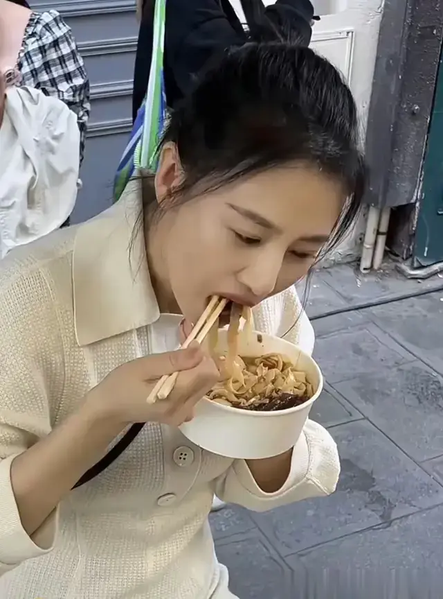 高圆圆在路边吃面，一边吃一边和旁边的人有说有笑，太接地气了