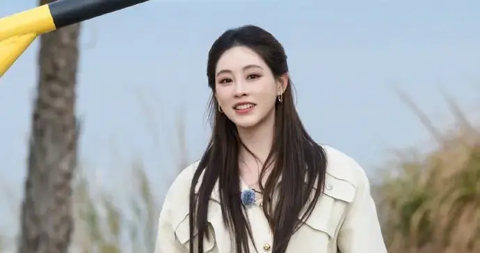 祝绪丹真是穿搭高手！皮夹克+针织衫+迷彩工装裤，时髦洋气又高级
