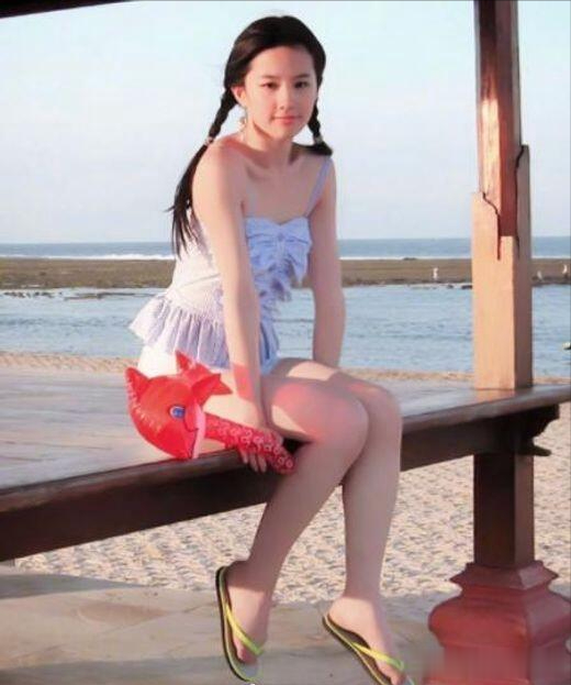 惊艳时光！刘亦菲十七八岁海边照片，诠释青春与美丽！