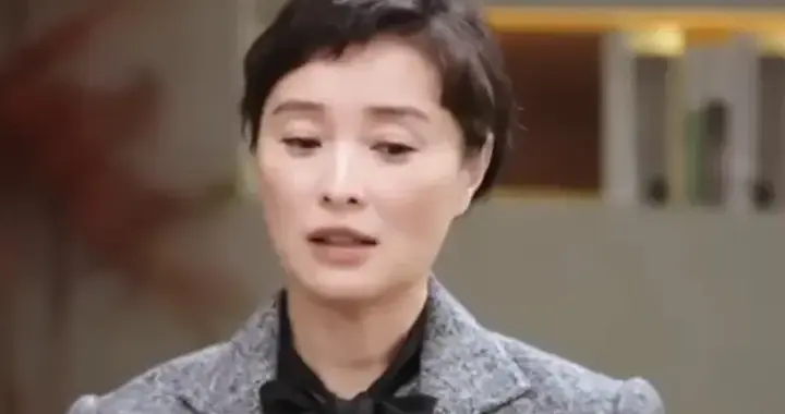 吴越84岁父亲中风，没法去养老院只能请护工，她53岁未育享受孤单