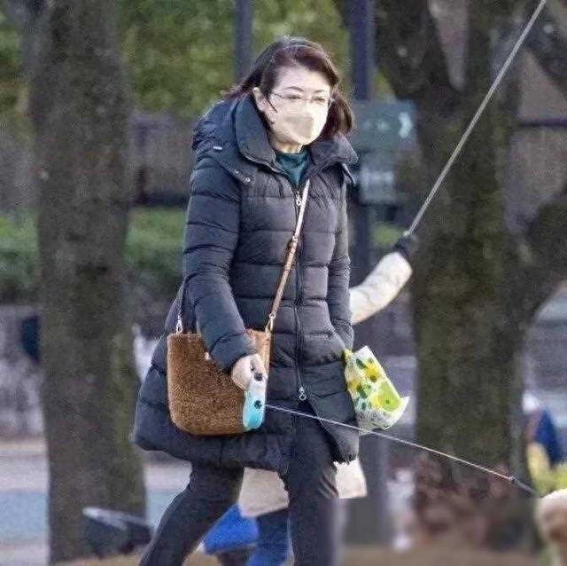 山口百惠逛公园遛狗胖成奶奶，三浦友和穿黄羽绒服容光焕发，老了