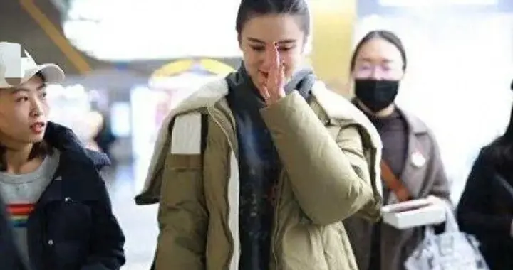 宋佳机场私服真时髦！穿羽绒服+小黑裤+短靴，高级又洋气