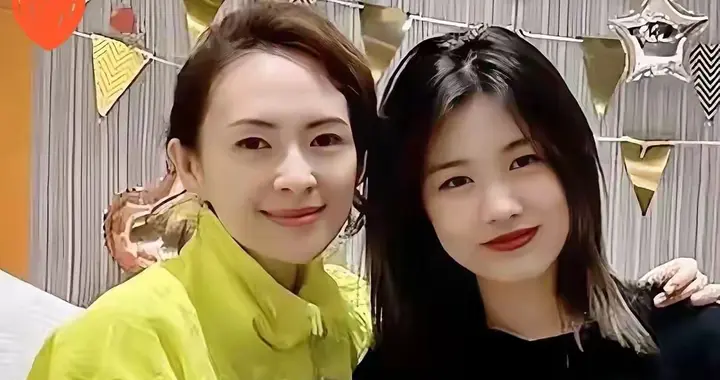 小苹果18岁生日戳心一幕！喊章子怡“爱你妈妈”，汪峰对比太真实