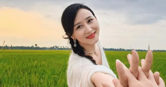 胡静阿姨新年第一天美照，优雅知性有韵味