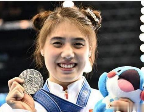 霍启山：嫂子我喜欢这个！郭晶晶：等着，嫂子给你要微信去