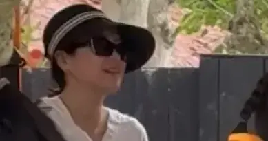 章子怡一家在海南三亚过年，醒醒长高了，哥哥章子男的儿子很帅气