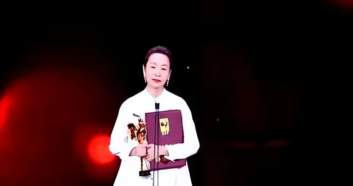 孩子父亲真相大白一月后，奚美娟低调露面，手足无措，落寞呆坐