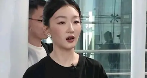 周冬雨本身就个子不高，身体还这么瘦，网友调侃看上去像个小学生