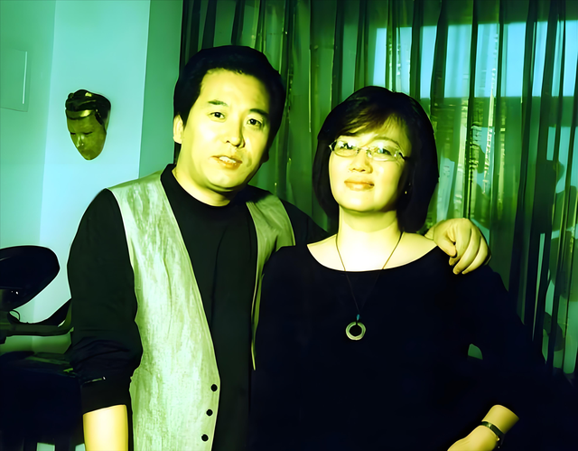 佟铁鑫|他当红时连续13年登春晚，二婚娶富商妻子，如今一家四口其乐融融