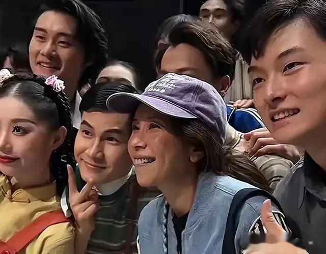 香港这天，洪金宝老到认不出，莫文蔚素颜老10岁，郭晶晶带娃追星