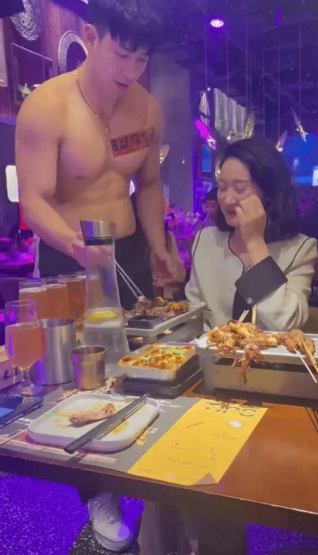 毁三观！富婆与型男夜店就餐互动，网友：有钱的生活想象不到。