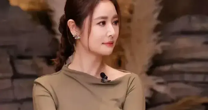 林心如增肥后气质大变！一身橄榄绿连衣裙，简约又高级！ ???