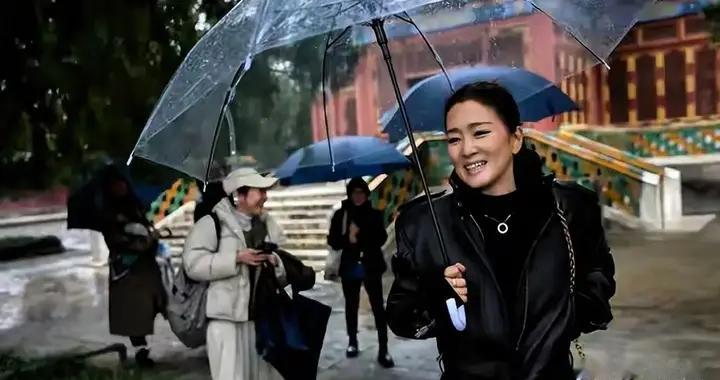 59岁巩俐在北京公园，喝着老酸奶吃着糖葫芦，一点没架子很接地气