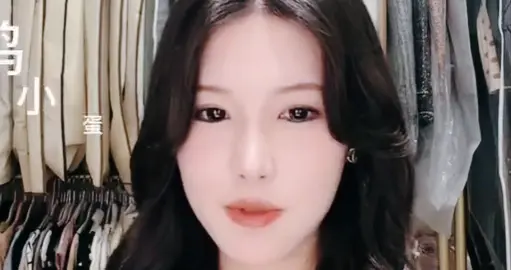 童锦程孩子妈直播露全脸，果然大美女，自称天然脸，10分钟就被封