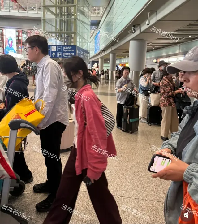 北京机场碰见张子枫了，她明明已经24了，看起来还像一个小妹妹!