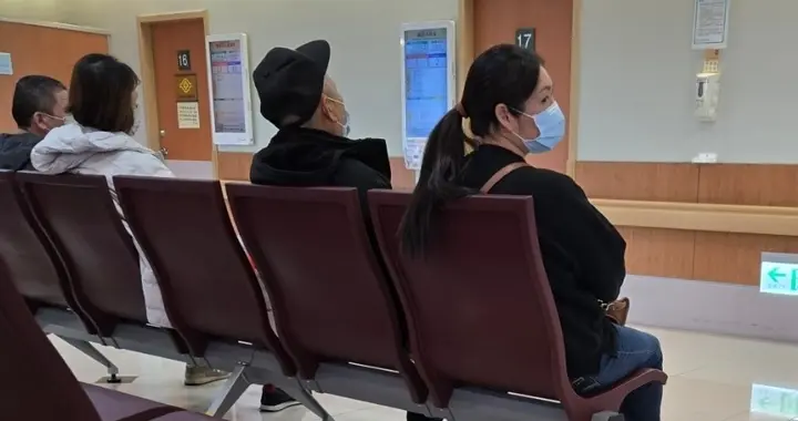 郭碧婷带父亲去医院看病，素颜打扮朴素，排队候诊看着很疲惫