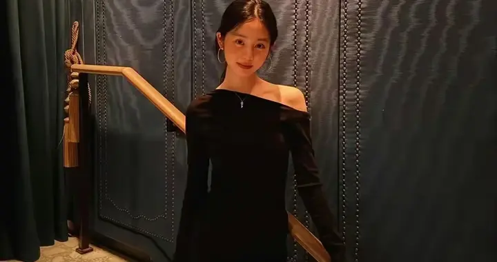 黄多多晒近照被质疑，学生非要走性感路线，风尘味很重人妻感满满