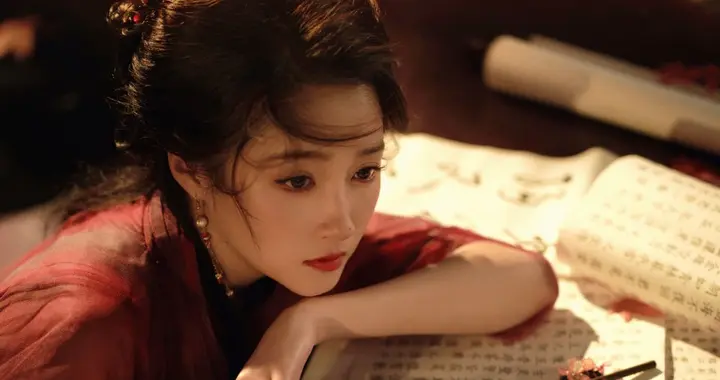 关晓彤造型越来越好看！一袭红衣，惊鸿一瞥的明艳撞入人心的惊艳