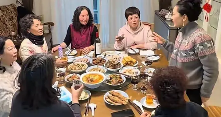 62岁何赛飞在家约姐妹小聚，不摆架子不搞排场，这氛围太舒服了