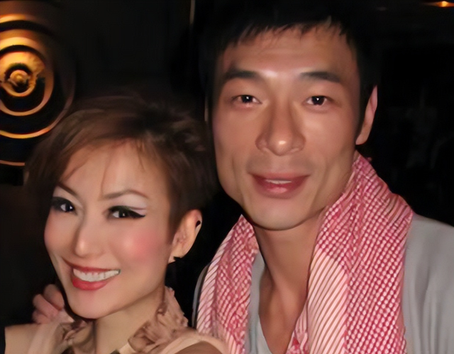 郑秀文夫妇逛街，她瘦得干巴走起路来像大佬，穿情侣装却似兄弟俩