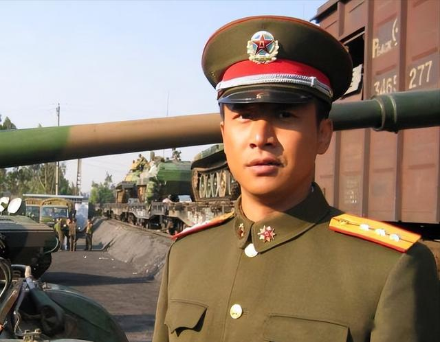 油头粉面就不要演军人了！这10位男星告诉你，什么才叫“真硬汉”