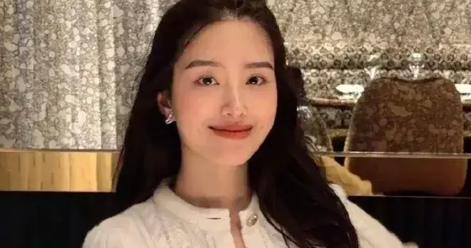 杨采钰当妈后气质越发年轻！穿米白针织开衫+阔腿裤，简约又高级