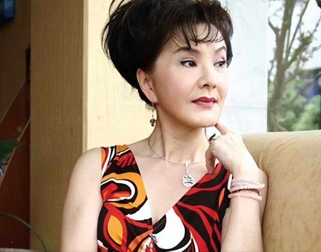 颜值堪比刘晓庆！头婚嫁“双性恋”被抛弃，43岁二嫁18岁小丈夫