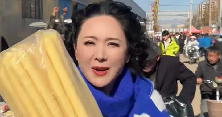 程莉莎回婆家逛大集，买3元一袋米花筒物价低，当街大口吃大馒头