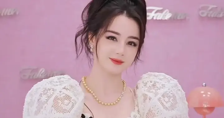 迪丽热巴现身直播，造型丑出新高度，全靠脸撑着