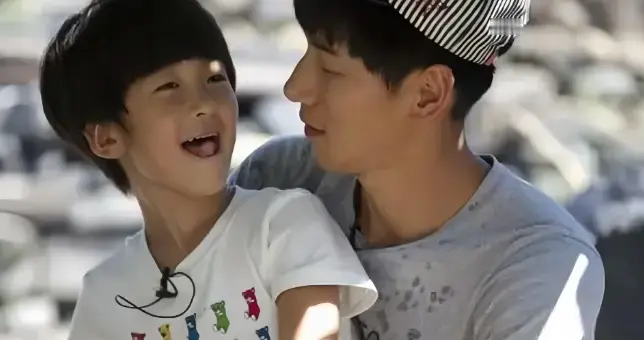 上梁不正下梁歪！张亮儿子被曝留学致女同学怀孕，曾关注“伪娘”