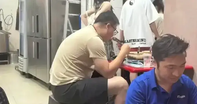 王思聪在新加坡吃田鸡粥，红裤配白衫土味十足，身旁美女酷飒抢