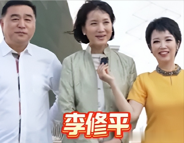 62岁李修平近照罕见曝光，退休后美到认不出，与屏幕前判若两人！