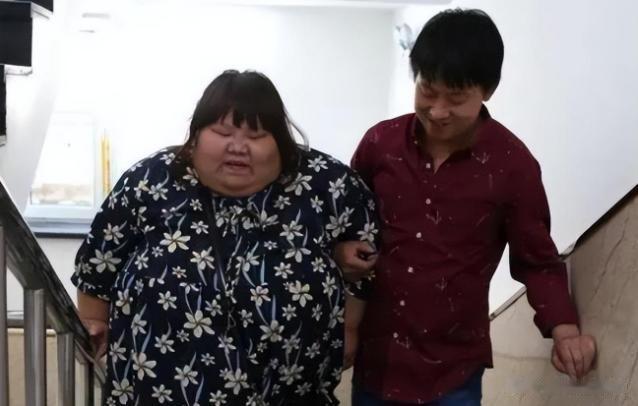 美女校花被丈夫喂到330斤，还睡塌两张床，丈夫：怕她被人抢走