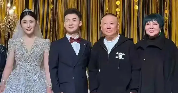 郭德纲一家参加婚礼 11岁郭汾阳胖嘟嘟被宠上天 助哥哥郭麒麟抢到花