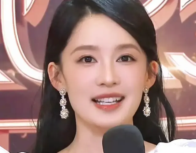 李沁，终于遇到了好看的妆造！网友：骨相真优越～这可是妈生脸啊