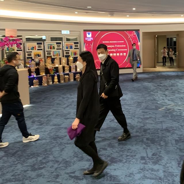 刘德华|61岁刘德华看女儿学校演出，穿搭时髦状态年轻，和朱丽倩恩爱同行