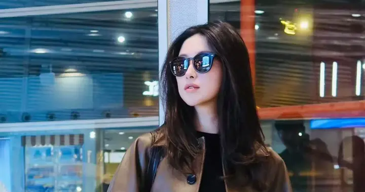 朱珠机场私服真时髦！皮夹克+黑色针织衫+牛仔裤，洋气又高级！