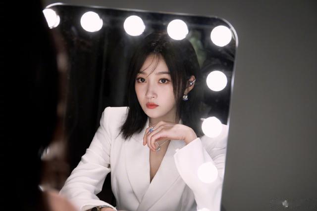 关晓彤最新造型 眼妆好美