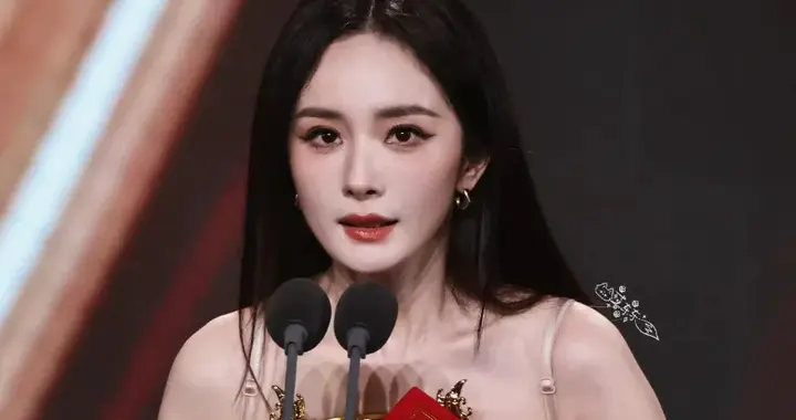 最新露面遭嘲讽脸方，品质盛典遭边缘化，杨幂离白玉兰奖更远了？