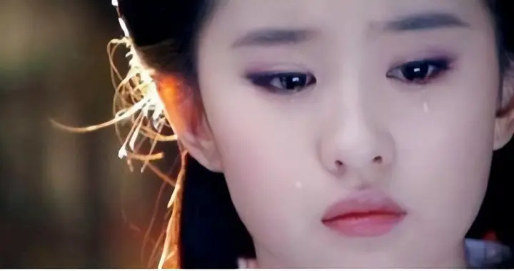 遭金鹰奖除名、争议缠身，38岁的刘亦菲，终是为母亲的\糊涂\买单