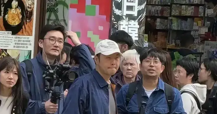 杜海涛香港街头瘦到认不出！撞色穿搭超时髦，婚后逆袭成型男