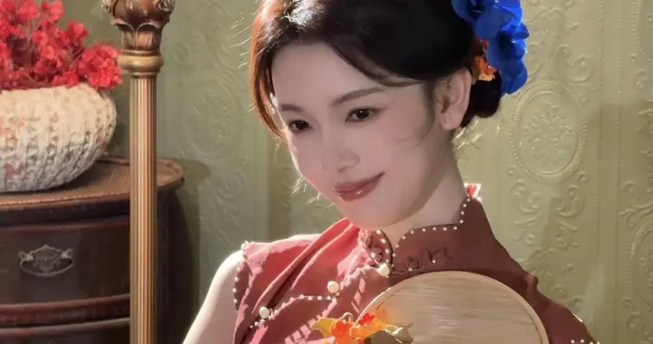 陈瑶中秋节分享美照，穿红色旗袍配盘发一颦一笑古典范十足好美